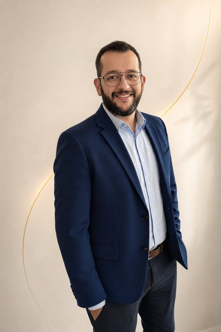 Retrato profesional de Gerardo Perales